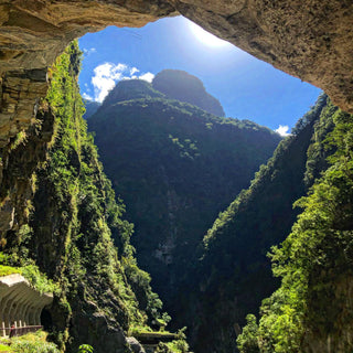 Image of verdant cliffs and mountains in Taiwan