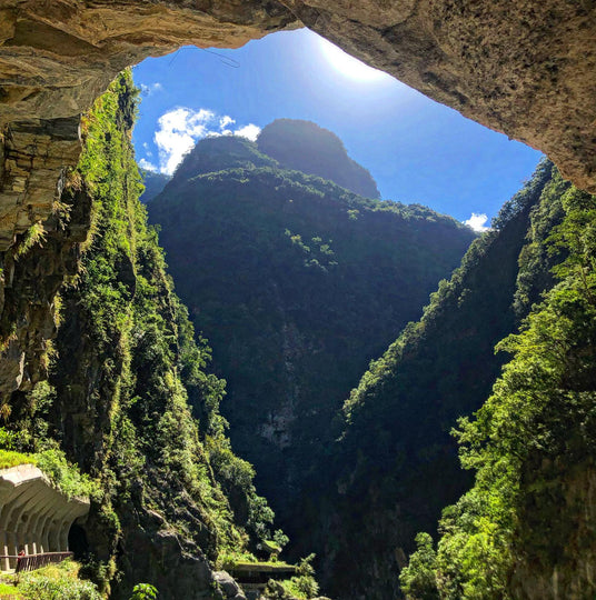 Image of verdant cliffs and mountains in Taiwan